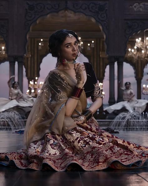 Heeramandi Gave Us Impeccable Outfits & Jewellery Inspiration! - ShaadiWish Heera Mandi Jewellery, Heera Mandi Outfits, Heeramandi Jewellery, Heeramandi Outfits, Heeramandi Aesthetic, Aditi Rao Hydari, Desi Fits, Mumbai Wedding, Desi Aesthetics