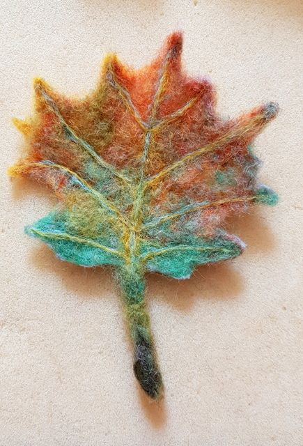 How to needle felt leaves – Fit to be loved Felted Leaves Tutorial, Needle Felted Art Wall Hangings, Wool Felt Animals, Living Felt Tutorials, Needle Felted Leaves, How To Felt Animals, Cute Needle Felted Animals, Felting Ideas For Beginners, Halloween Needle Felting