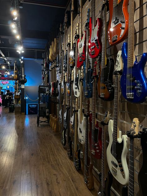 Guitar Shop Aesthetic, Drums Aesthetic Vintage, Music Store Aesthetic, Music Store Design, Jack Pop, Thift Store, Drum Rudiments, Drums Wallpaper, Denmark Street