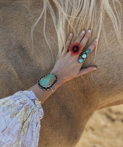 Midwest Core, Boho Things, Cowgirl Turquoise, Turquoise Aesthetic, Hippie Cowgirl, Radiate Love, Silversmithing Jewelry, Cowgirl Baby, Turquoise Western