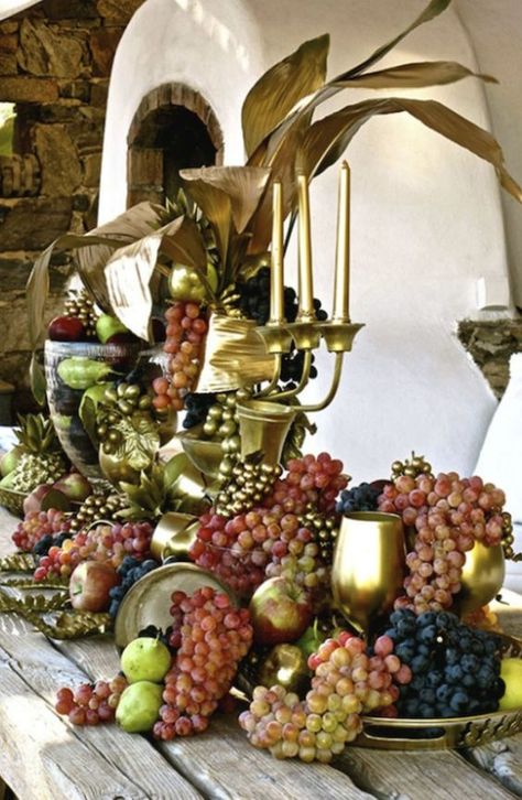 Fruit Centerpiece Ideas Table Decorations, Grapes Centerpiece, Ambience Decor, Tea Lights Centerpieces, Fruit Table, Tropical Theme Party, Jungle Wedding, Grape Harvest, Fruit Centerpieces