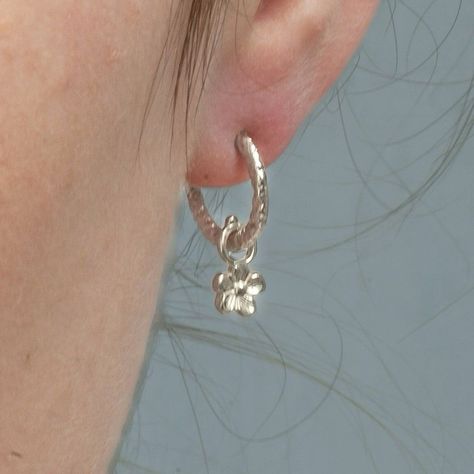 Cute Silver Accessories, Earrings 2 Piercings, Cute Earrings Silver, Cute Silver Earrings, Earrings With Charms, Small Silver Hoop Earrings, Flower Hoop Earrings, Romantic Earrings, Flower Earring