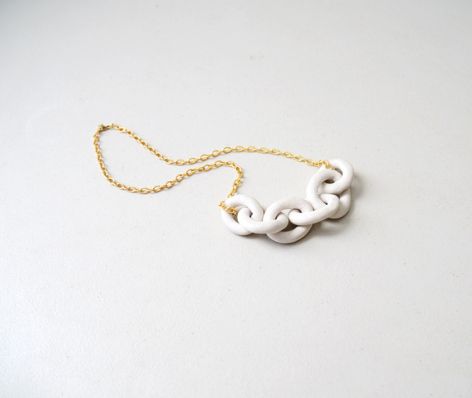 the harbor chain necklace from Porcelain & Stone is a totally modoern take on the nautical themes I love // jojotastic.com Crystal Jewelry Diy, Vintage Jewelry Diy, Stones Diy, Nautical Stripes, Chain Loop, White Minimalist, Jewelry Bridal, Modern Diy, Precious Jewelry