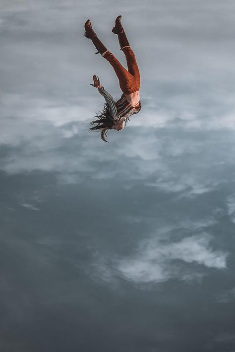 ITAP of a model looking like shes falling from the sky (no photoshop) People Falling Photography, Falling Upside Down, Falling Photo Reference, Skydiving Reference, Someone Looking Up At The Sky Reference, Falling Figure Reference, Falling Mid Air Pose, Falling From The Sky Drawing Reference, Someone Falling From The Sky