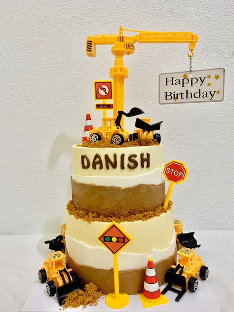 Baby Food Timeline, Construction Party Cakes, Excavator Cake, Construction Theme Cake, Construction Birthday Cake, Toddler Birthday Cakes, Construction Theme Birthday Party, Construction Cake, Transportation Birthday