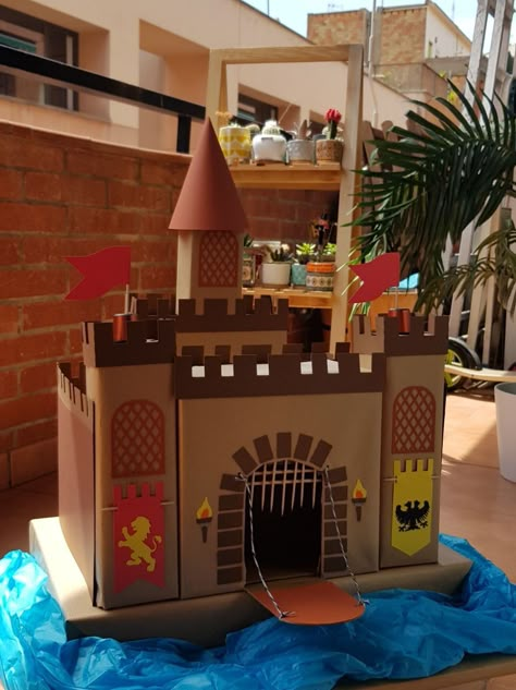 Diy Medieval Castle Project, Homemade Castle Project, Castle Model Project Kids, Castle Projects For School, Castle Art Projects, Medieval Castle Layout, Castle Layout, Castle Model, Paper Castle