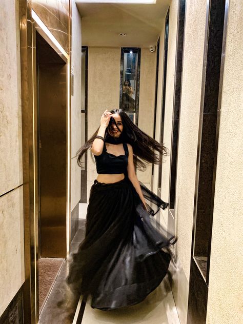 Poses In Lehenga At Night, Poses For Pictures Instagram In Lehenga, Lehnga Photo Poses, Picture Ideas In Lehenga, Lehenga Aesthetic Photoshoot, Pose In Lehenga For Instagram, Aesthetic Pose In Lehenga, Black Lehenga Aesthetic, Aesthetic Photos In Lehenga