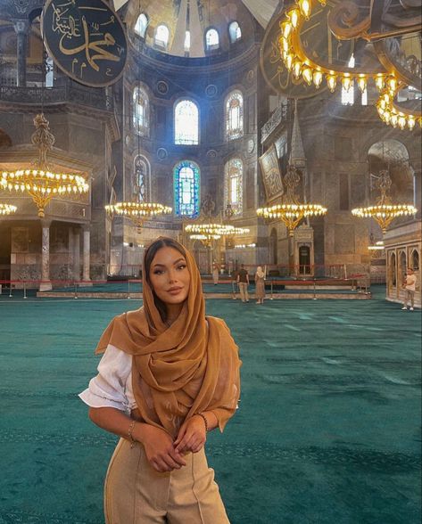 Istanbul Turkey Aesthetic Outfit, Hagia Sophia Outfit, Fashion In Turkey, Blue Mosque Istanbul Outfit, Turkey Street Style Istanbul Fashion, Turkey Trip Outfits, Outfits For Istanbul, Turkey Inspo Pics, Summer Outfits Turkey