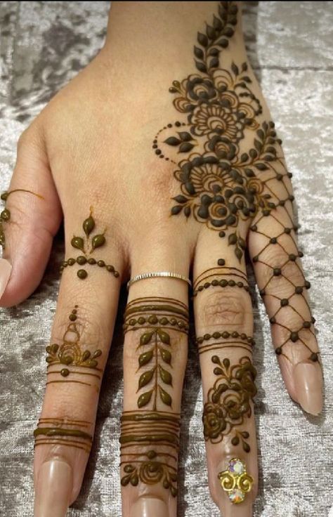 Henna 2024, Henna Paradise, Arm Mehndi, Cool Henna Tattoos, Mendi Design, Cool Henna, Henna Tattoo Designs Arm, Henna Inspiration, Indian Mehndi