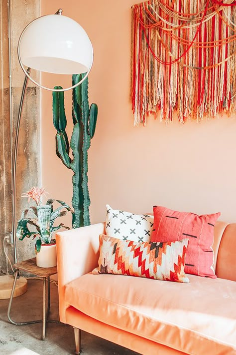 Peach Things, Toyota Girl, Peach Room, Bohemian Style Interior Design, Room Decor Inspiration, Bohemian Room Decor, Velvet Bedspread, Bohemian Style Interior, Interior Design Per La Casa