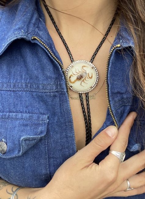 Female Bolo Tie Outfit, Bolo Tie Street Style, Bolo Tie Necklace Outfit, Bolotie Necklace Outfit, Bolo Ties Women, Bolo Tie Aesthetic, Bolo Tie Women Outfit, Bolo Tie Outfit, Tie Women Outfit