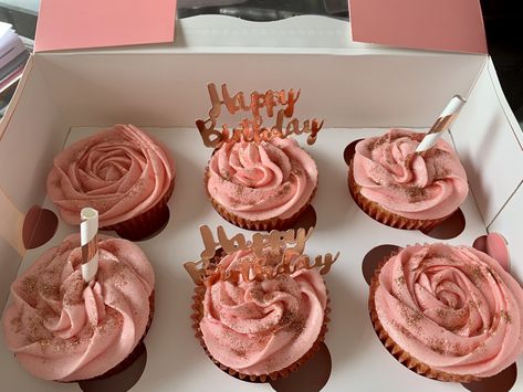 Pink and rose gold birthday cupcakes!💖 Sweet 16 Birthday Cupcakes, Rose Gold Cupcake Ideas, 19 Birthday Cupcakes, Rose Gold Cupcakes, Pink And Gold Cupcakes, Rose Gold Birthday Cake, Pink And Gold Cupcakes Birthday, Birthday Cake Roses, Happy Birthday Rose