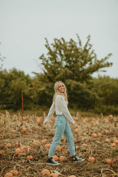 Fall Senior Session Tips: Locations, Senior Picture Outfits, & More! Fall Fotoshoot Ideas, Fall Picture Outfits, Fall Senior Session, Cozy Fall Aesthetic, Cute Senior Pictures, Senior Photo Shoot, Senior Photoshoot Poses, Senior Stuff, Senior Photography Poses