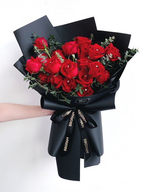 Rose Flower Bucket, Red Rose Bouquet Valentines Day, Valentine Day Decorations, Flower Decoration Ideas, Red Flower Bouquet, Happy Birthday Bouquet, Dozen Red Roses, Rose Floral Arrangements, Red Bouquet