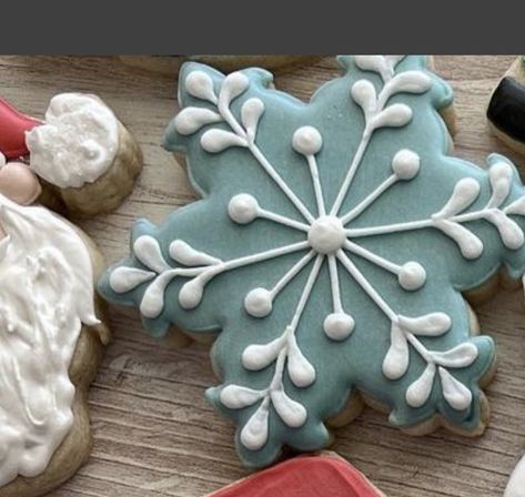 Blue Snowflake Cookies, Snowflake Decorated Sugar Cookies, Winter Sugar Cookies Decorated, Snowflake Cookies Decorated, Snowflake Cookies Decorating, Royal Icing Christmas Cookies, Snowflake Christmas Cookies, Sugar Cookie Decorating Ideas, Holiday Cookies Decorated