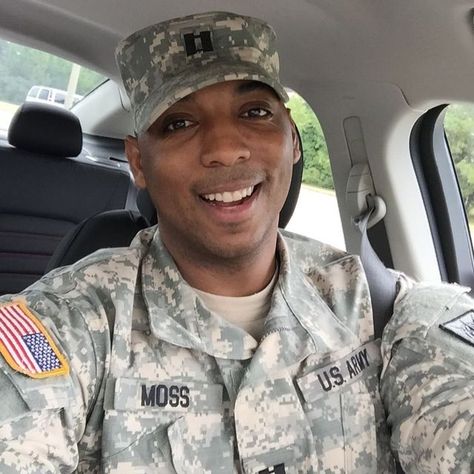 Derek Moss on Instagram: "#youngblackprofessional #Soldier #ArmyStrong #Captain #LeCaptain #YoungConservative #YoungProfessional #YoungBlackMan #FordTough #America #Murica #Merica" Usa Army Soldiers Men, Guys Pictures Instagram, Military Man Pictures, Black Military Men, Us Military Men, Soldier Man, Marine Officer, Black Soldier, Army Man