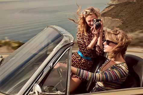 Taylor Swift and Karlie Kloss have forged the kinds of careers—and the kind of friendship—that people dream about. Karlie Kloss Taylor Swift, Barton Perreira Sunglasses, Taylor Swift Photoshoot, Editorial Vogue, Lurex Dress, Vogue Us, Vogue Covers, Karlie Kloss, Photo Vintage