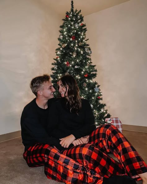 Xmas Couple Photos, Christmas Pajama Pictures, Minimalist Ornaments, Christmas Tree Designs, Christmas Couple Photos, Christmas Couple Pictures, Decorated Trees, Tree Decoration Ideas, Xmas Couple