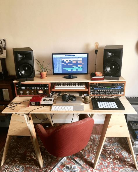 Small Apartment Music Studio Apartment Music Studio, Small Music Studio Ideas, Small Music Studio, Home Music Studio Ideas, Home Studio Desk, Music Desk, Home Recording Studio Setup, Recording Studio Setup, Dj Room