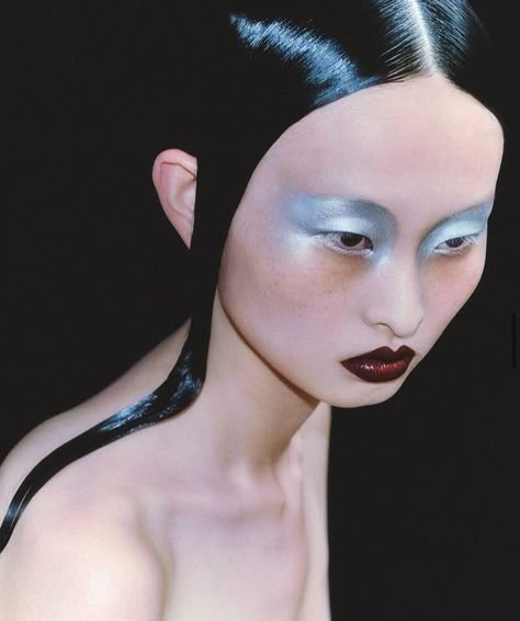 🍒 Avante Garde Makeup, Futuristic Makeup, Shiny Makeup, Makeup Editorial, Avant Garde Hair, Avant Garde Makeup, White Makeup, Cool Makeup Looks, Makeup Idea