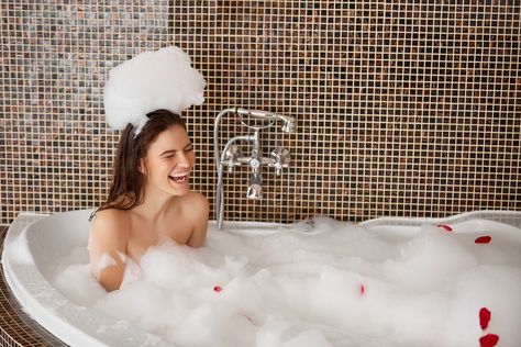 This home made bubble bath gives you thick bubbles that hang around until you're done with them unlike store bought that fade away minutes into your soak. Bubble Bath Recipe, Diy Bubble Bath, Soap Flakes, Diy Soaps, Blue Soap, Homemade Bubbles, Big Bubble, Bubble Bubble, Bubble Baths