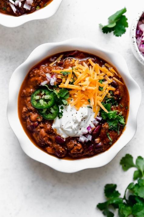 Slow Cooker Beef and Bean Chili | This Slow Cooker Beef and Bean Chili is a crowd-pleasing ‘pull out all the stops’ kind of chili. This delicious grain-free dinner for a cold winter night is freezer-friendly making it a great weeknight dinner option. || The Real Food Dietitians Real Food Dieticians, Beef And Bean Chili, Real Food Dietitians, Chili Toppings, Healthy Ground Beef, Best Chili Recipe, Sweet Potato Chili, Potted Beef, Bean Chili