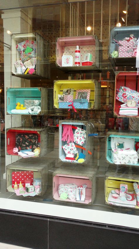 Way to feature multiple vendors? Could be executed in different ways - Cath Kidston store window Creative Purse Display, Spring Window Display, Decoration Vitrine, Box Window, Store Window Display, Store Window Displays, Spring Window, Retail Windows, Store Windows