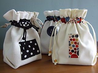 Embalagens de tecido Diy Old Jeans, Drawstring Bag Tutorials, Small Sewing Projects, Patchwork Bags, Bag Patterns To Sew, Bags Tutorial, Drawstring Bags, Fabric Gift Bags, Sewing Gifts