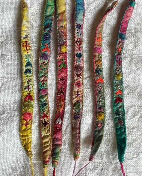 Embroidery Thread Bracelets, Fabric Bracelets Diy, Instagram Song, Diy Bracelets With String, Fiber Art Jewelry, Embroidered Bracelet, Embroidery Bracelets, Handmade Jewlery, Fabric Bracelets