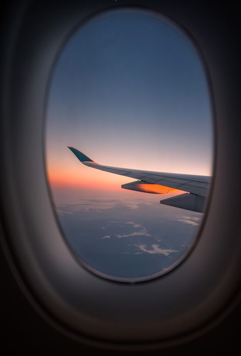 Silhouette wing of an airplane at sunris... | Premium Photo #Freepik #photo #travel #light #nature #blue Plane Wing, Gauche Painting, Airplane Aesthetic, Dark Brown Hair Balayage, Airplane Wing, Cabin Windows, Airplane Window, Brown Hair Balayage, Hair Balayage