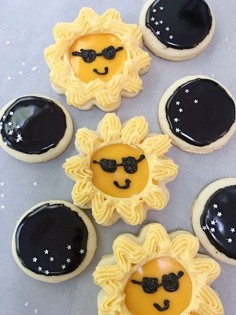 Solar eclipse cookies Eclipse Cookie Cake, Solar Eclipse Cookie Ideas, Eclipse Sugar Cookies, Solar Eclipse Treats, Eclipse Cookies Decorated, Solar Eclipse Dessert, Solar Eclipse Decorated Cookies, Solar Eclipse Cupcakes, Solar Eclipse Food