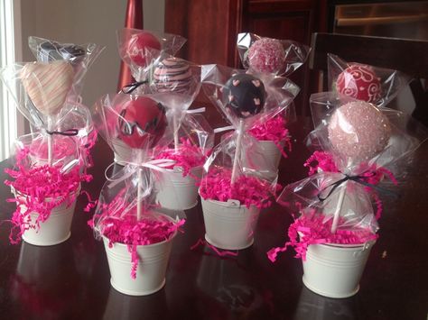 Cake pop party favors Cake Pop Table Display, Cake Pop Basket, Cake Pop Wrapping Ideas, Cake Pop Party, Donut Bouquet, Cake Pop Bouquet, Pop Party, Pop Cake, Pop Ideas