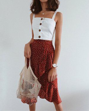 Cute red flower summer skirt Summer Outfit Guide, Áo Blu, Snake Dress, Chique Outfits, Mode Inspo, 가을 패션, Inspiration Mode, Looks Style, Mode Inspiration