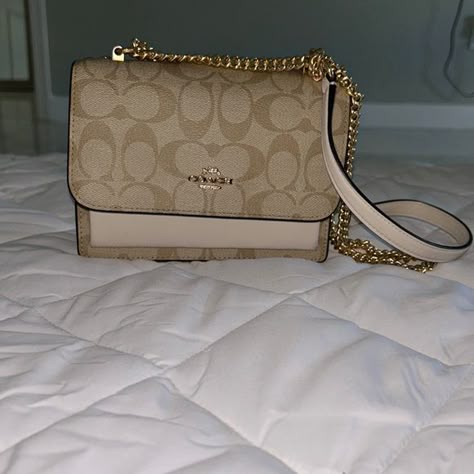 coach crossbody mini Crossbody Purse Outfit, Cute Small Purses, Tas Coach, Everyday Bag Essentials, Purse Outfit, Trendy Purses, Cute Gifts For Friends, Luxury Bags Collection, Everyday Purse