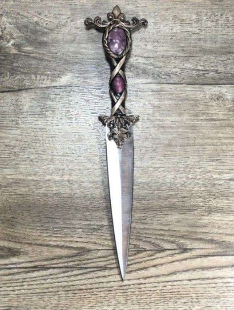 Pretty Dagger, Fantasy Dagger, Knife Aesthetic, Pretty Knives, Dagger Knife, Cool Swords, Magical Jewelry, Knife Collection, Cool Knives