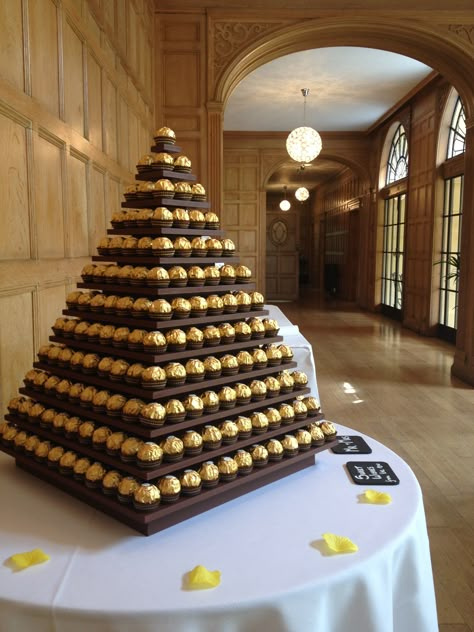 Ferrero Rocher Pyramid, Chocolate Tower, Romance Decor, 15 Year Wedding Anniversary, Finger Desserts, Ferrero Rocher Chocolate, Rustic Cupcakes, Egyptian Wedding, Candy Trees