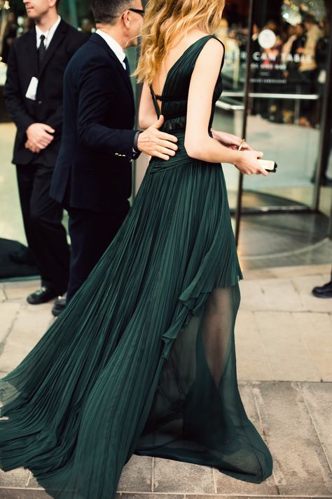 2013 CFDA Awards ---love love love these rich green pleats!!!! beautiful green pleated dress!! Emerald Green Prom Dress, Long Green Dress, Green Prom Dress, Gorgeous Gowns, Evening Dresses Long, Looks Style, Mode Inspiration, Evening Dresses Prom, Hunter Green