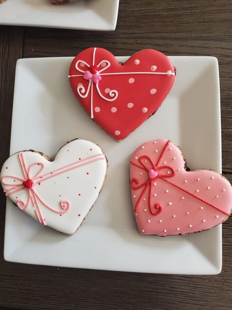 Royal Icing Hearts Decorating Ideas, Heart Royal Icing Cookies Valentines Day, Heart Shape Cookies Decorated, Simple Valentine Cookies Royal Icing, Heart Cookie Designs, Heart Shaped Sugar Cookies Decorated, Valentine Cookie Decorating Ideas, Decorated Valentine Cookies Royal Icing, Heart Sugar Cookies Royal Icing