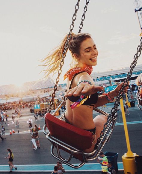 charly jordan Monica Fernandez, Fair Pictures, Senior Photoshoot Poses, Fair Photography, Charly Jordan, Sony A7iii, Disney Photo Ideas, Profile Pictures Instagram, Park Photos