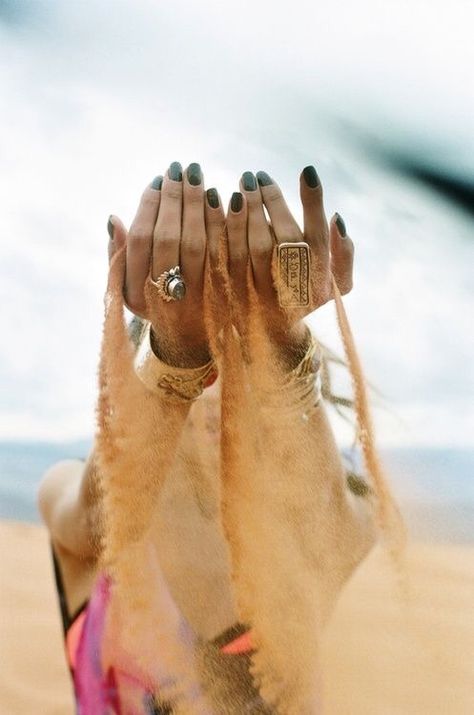 Desert Photoshoot Ideas, Sand Dunes Photoshoot, Desert Outfit, Desert Photoshoot, Travel Pose, Dubai Vacation, Desert Photography, Shotting Photo, Jewelry Photoshoot