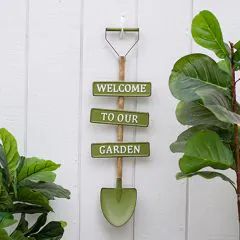 Old Garden Tools, Garden Crafts Diy, Farmhouse Garden, Garden Quotes, Garden Signs, Antique Farmhouse, Gardening Fork, Farmhouse Style Decorating, Rustic Gardens