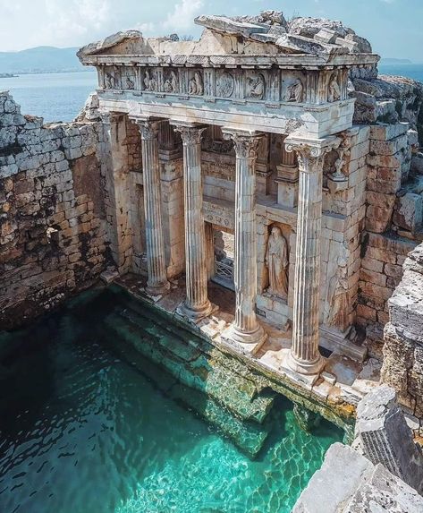 Poseidon Temple, Roman Fountain, Greece Architecture, Architecture Antique, Waxing Moon, Portfolio Theme, Greek Architecture, Ancient Greek Architecture, Stone Architecture