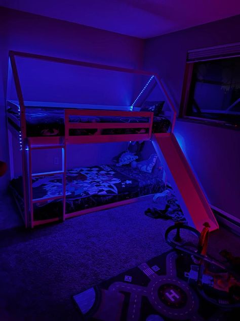 Led Lights Bedroom Aesthetic Boys, Bunk Bed Rooms Decor Aesthetic, Cozy Bunk Bed, Bunk Bed Rooms Decor, Bunk Bed Decor, Peaceful Room, Led Lights Bedroom Aesthetic, Triple Sleeper Bunk Bed, American Room