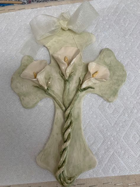 Done in Avocado then clear glazed stem and flowers, left the cross natural Air Dry Clay Cross, Clay Crosses Diy, Handbuilt Pottery, Ceramic Pinch Pots, Clay Cross, Diy Gift Set, Easter Religious, Pottery Handbuilding, Diy Cross