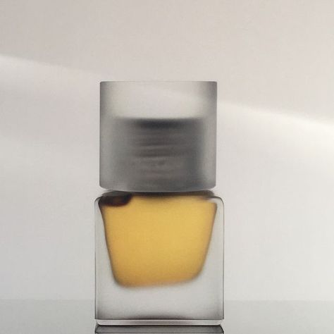 Ricardo Ferrol on Instagram: "Inspiring JIL SANDER seen in Frankfurt ❤️#jilsander" Fragrance Packaging, Perfume Bottle Design, Glass Packaging, Perfume Packaging, Skincare Packaging, Fragrance Bottle, Perfume Design, Perfume Brands, Creative Packaging Design