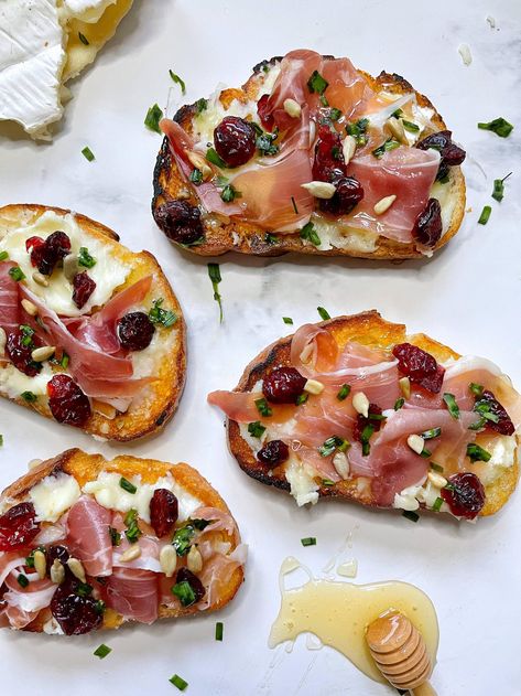 Savory Brie, Cranberry Crostini, Brie Prosciutto, Yummy Appetizers, Popular Recipes, Brie, Appetizer Snacks, Workout Food, Food Inspiration