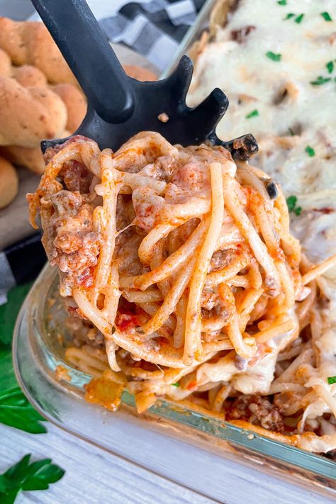 This amazing spaghetti recipe went viral on Tik Tok for a reason! It is simple to make and is super delicious! With only a few ingredients from your pantry, you will have a delicious spaghetti that you will want to make again and again! Tik Tok Spaghetti, Best Spaghetti Recipe, Tiktok Pasta, Delicious Spaghetti, Best Spaghetti, Easy Sheet Pan Dinners, Spaghetti Recipe, Cheesy Pasta, Baked Spaghetti