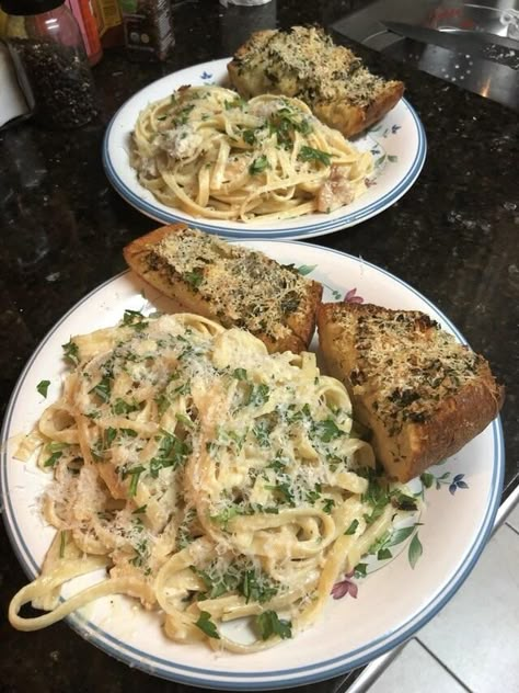 Homemade chicken Alfredo with homemade garlic bread Homemade Chicken Alfredo, Fettuccine Alfredo, Chicken Alfredo, Food Goals, Food Obsession, Garlic Bread, Yummy In My Tummy, Pretty Food, Food Cravings