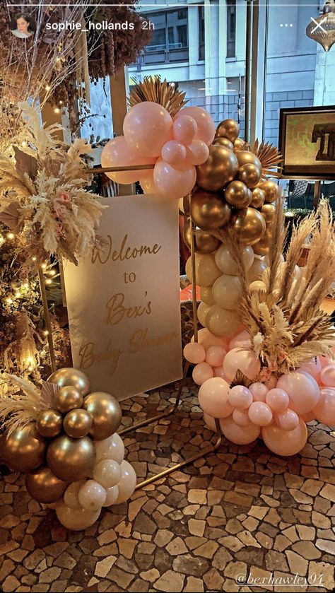 Pink Gold Quinceanera Decorations, Gold Centerpieces Quinceanera, Luxury Quinceanera Party, Rose Gold Xv Decorations, Rose Gold And Pink Birthday Party, Rose Gold 15 Decorations, Brown Sweet 16, Rose Gold Sweet 16 Party Ideas, Pink Quinceanera Decorations