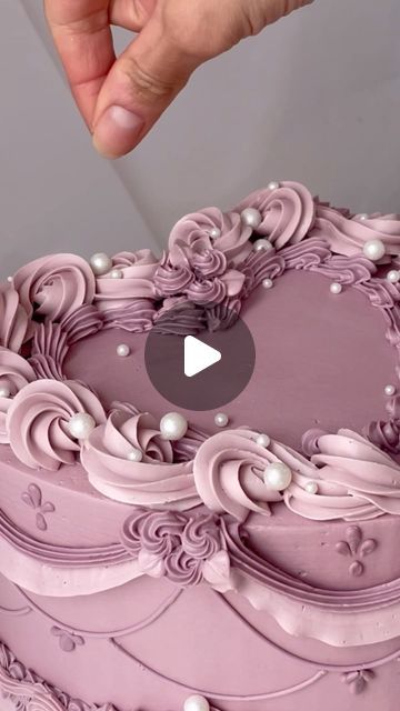 Purple Vintage Heart Cake, Graduation Heart Cake, Purple Cake Decorating Ideas, Purple Vintage Cake, Purple Heart Cake, Heart Vintage Cake, Vintage Cake Design, Heart Cake Decoration, Heart Cake Design